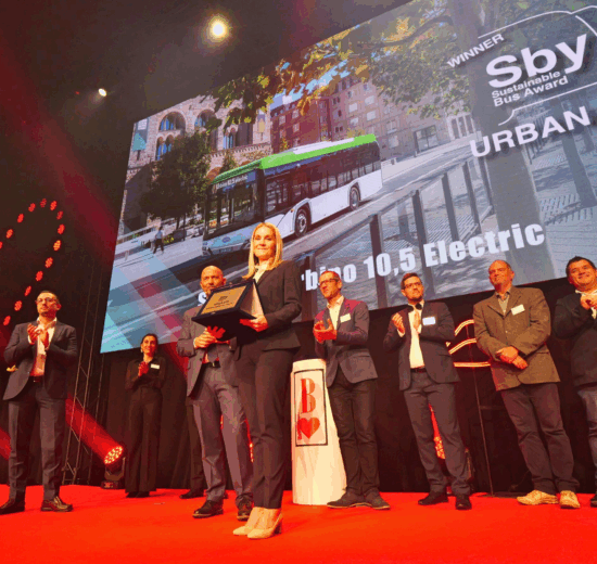 Agata Stańda, Prezes Solaris Bus & Coach, odbiera nagrodę Sustainable Bus Award 2026  Foto: TWAmedia