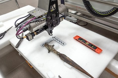 Badanie XRF_  Foto:  Mateusz Popek / Muzeum na Lednicy 