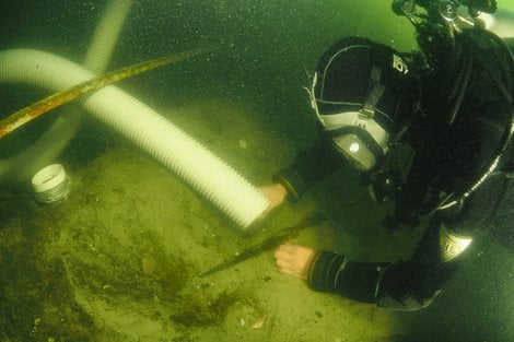 archeolog eksplorujacy grot wloczni fot. Marcin Trzciński (3)  Foto: 