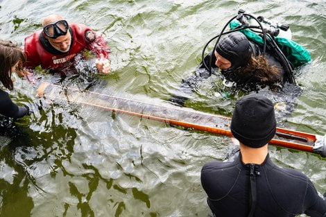 Wydobycie_wloczni_z_drzewcem  Foto: CAP / mat. prasowe