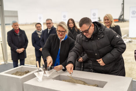 Fabryka Volkswagen Poznań we Wrześni: Wmurowano kamień węgielny pod nowe hale Foto: info@kinetik.pl KINETIK Fabryka Volkswagen Poznań we Wrześni: Wmurowano kamień węgielny pod nowe hale Foto: info@kinetik.pl KINETIK