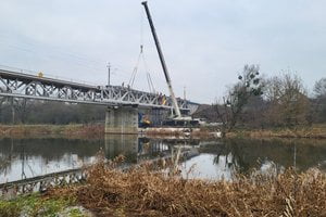 Montaż nowego przęsła na moście kolejowym nad Wartą w Obornikach  Foto: Radek Śledziński