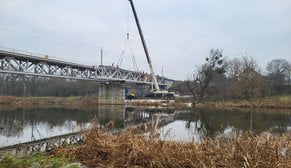 Montaż nowego przęsła na moście kolejowym nad Wartą w Obornikach Foto: Radek Śledziński Montaż nowego przęsła na moście kolejowym nad Wartą w Obornikach Foto: Radek Śledziński