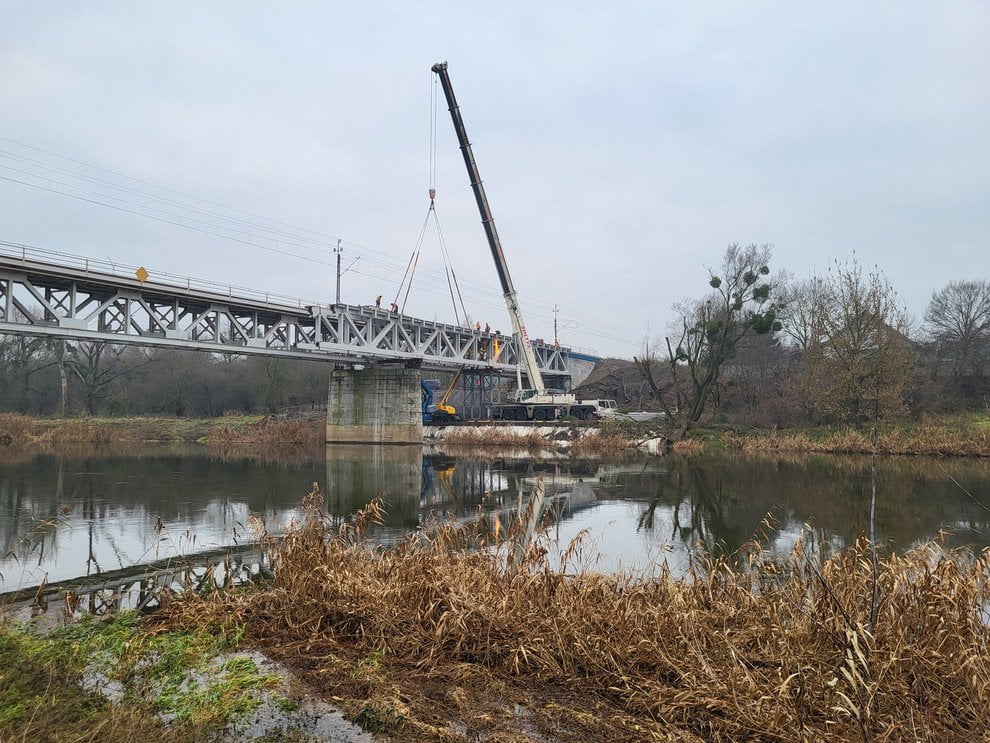 Montaż nowego przęsła na moście kolejowym nad Wartą w Obornikach  Foto: Radek Śledziński
