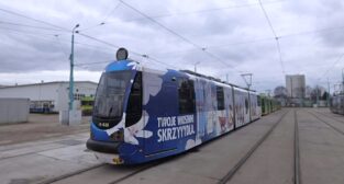 Tramwaj-oklejony-reklama-ktory-bedzie-kursowal-na-linii-specjalnej-RB  Foto: MPK 