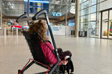 Nowe udogodnienia na lotnisku w Poznaniu. Helpiki i wózki dla pasażerów  Foto: materiały prasowe