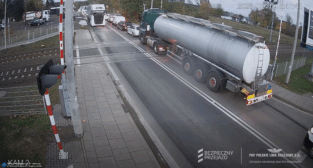 Cysterna na przejeździe kolejowym na Lutyckiej  Foto: materiały prasowe PKP PLK